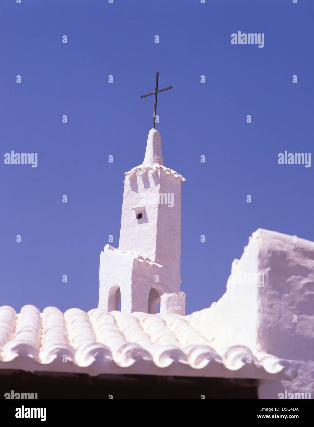 Dach und Schornstein von weiß getünchten Angeln Dorfentwicklung von Binibeca, Menorca, Balearen, Spanien Stockfoto