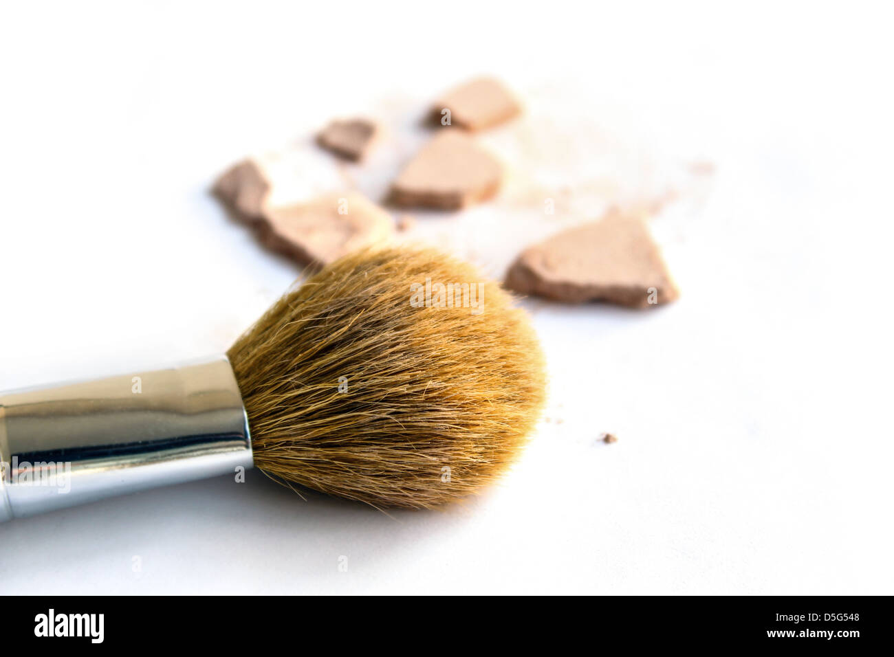 Ein Make-up-Pinsel mit zerkleinerten Stiftung isoliert auf weißem Hintergrund Stockfoto