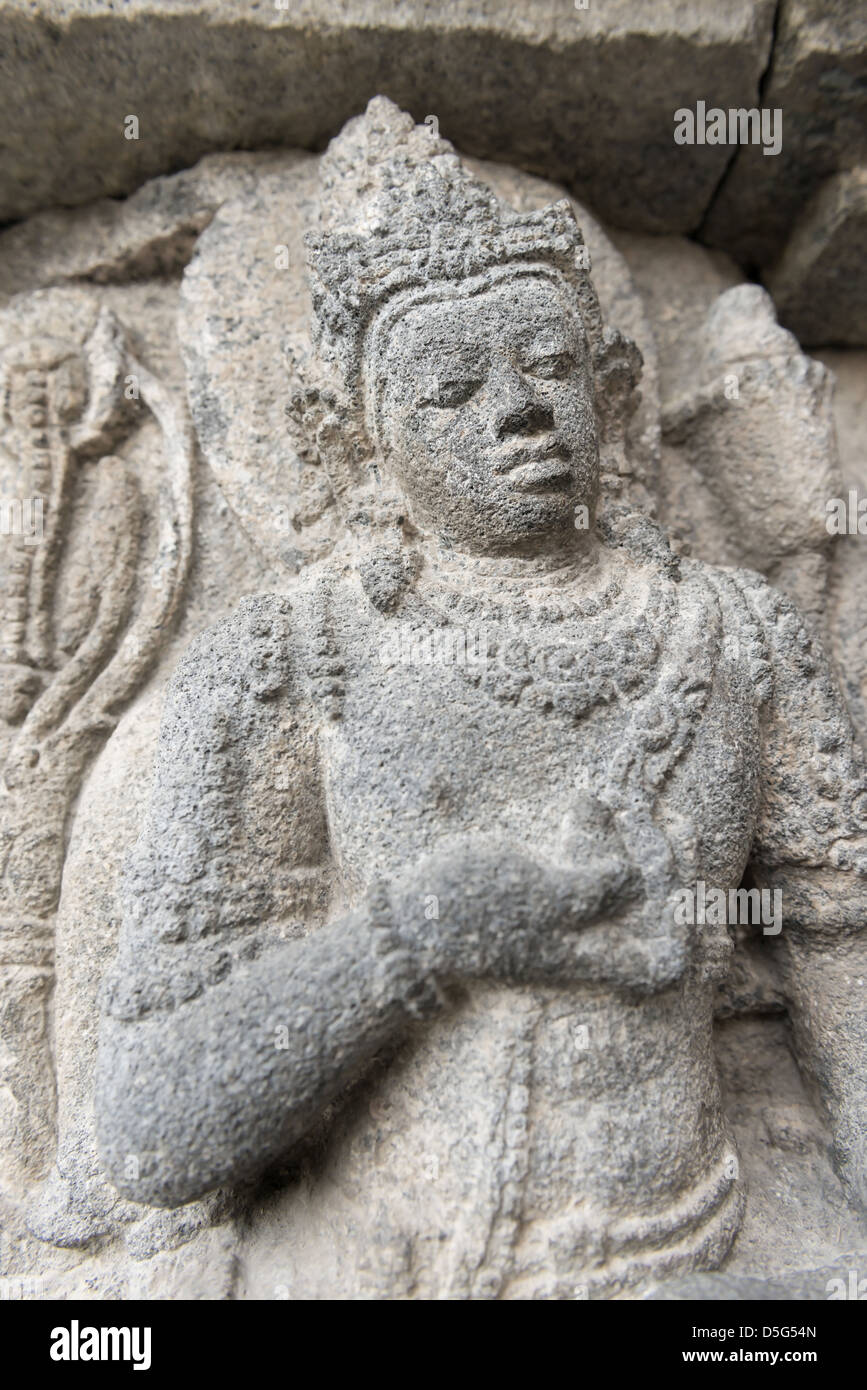 Steinbildhauen mit Männern in Candi Prambanan, Java, Indonesien Stockfoto