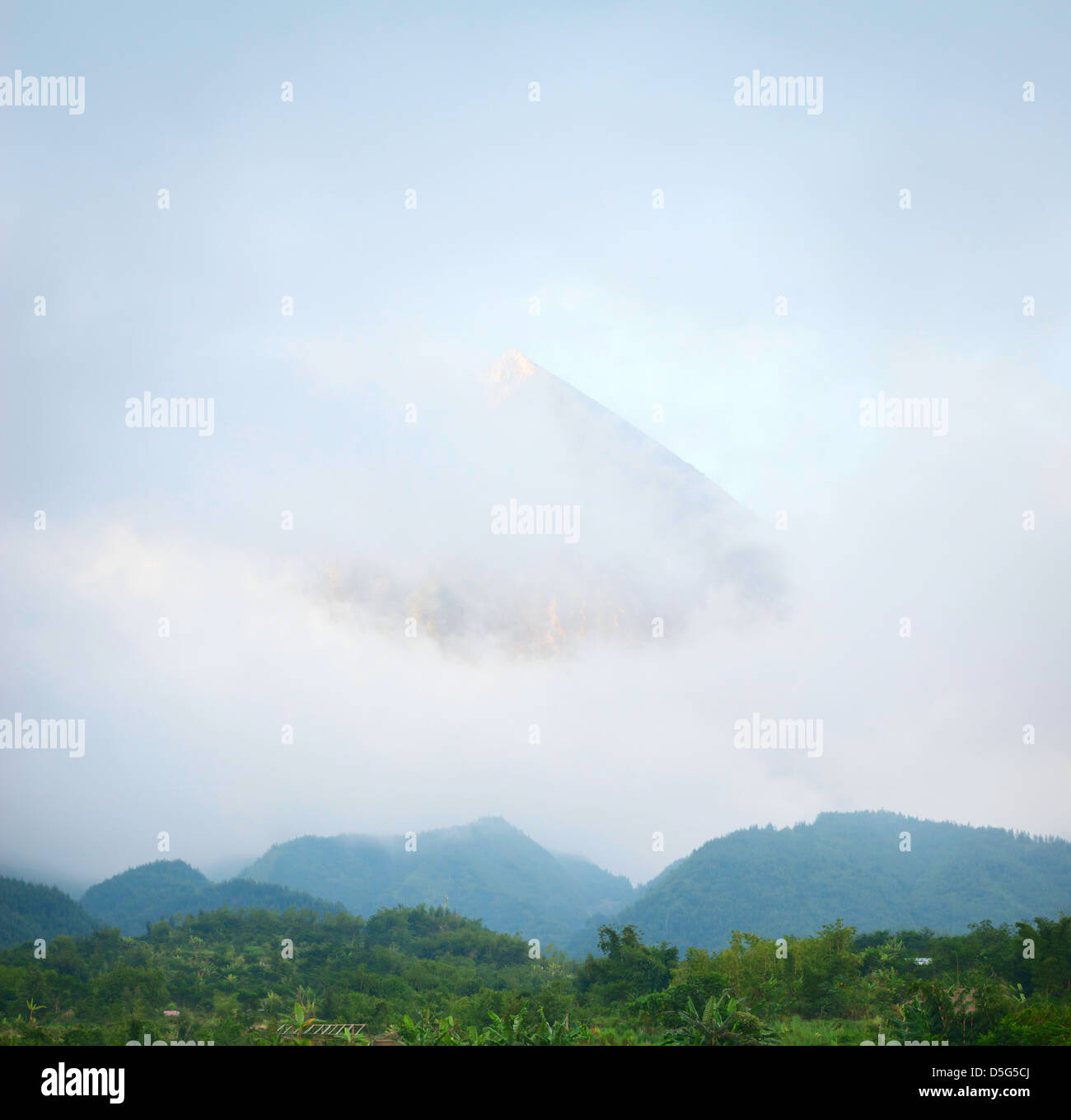 Vulkan mount Merapi, Gunung Merapi in Wolken - der aktivste Vulkan in Indonesien und ist regelmäßig seit 1548 ausgebrochen. Stockfoto