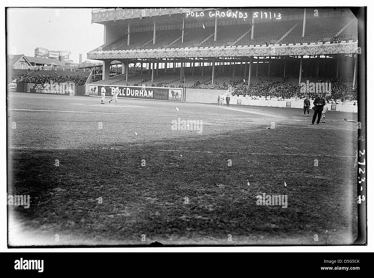 Das Polo Grounds in New York, Heimat der New York Giants, wurde am 7. Mai 1913 gezeigt und zeigt die Menge, das Spiel und die Werbung für Bull Durham Tobacco. Stockfoto