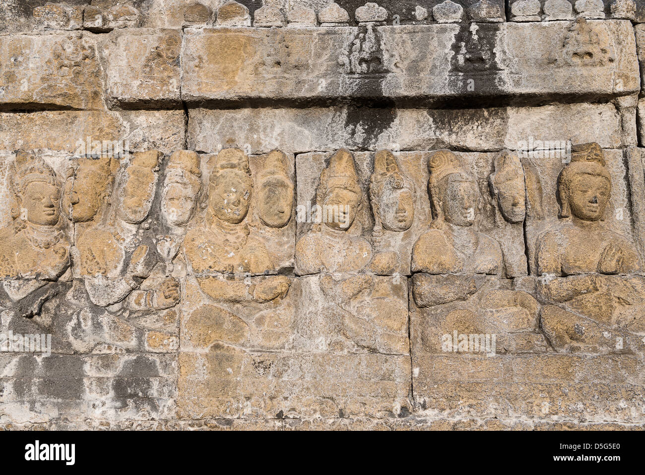 Detail der buddhistischen geschnitzt Relief am Tempel von Borobudur auf Java, Indonesien Stockfoto