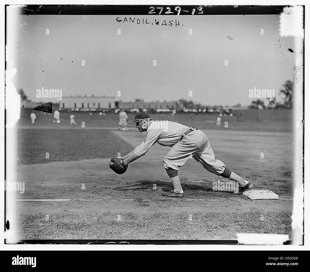 Chick Gandil, ein erster Baseman der Washington Senators, wird während eines Spiels fotografiert. Gandils Beteiligung am Black Sox-Skandal führte zu seinem lebenslangen Verbot von Baseball. Stockfoto
