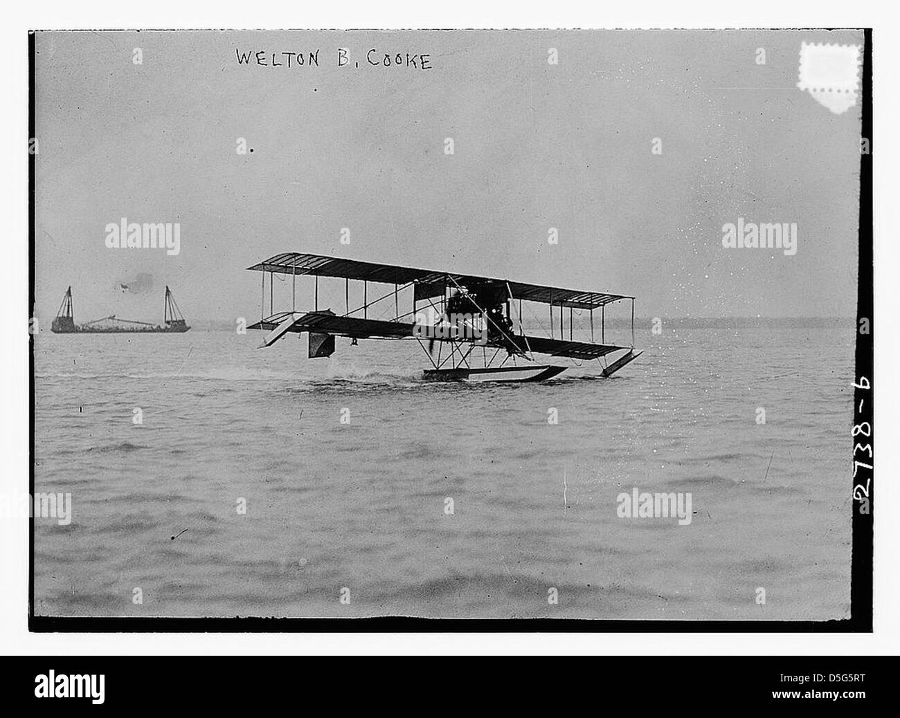 Das Foto zeigt Weldon B. Cooke, einen Piloten, mit seinem Doppeldecker und einem fliegenden Wasserflugzeug. Das Bild ist Teil der Library of Congress Sammlung, die frühe Fluggeschichte und Cookes Beiträge zum Flug dokumentiert. Stockfoto