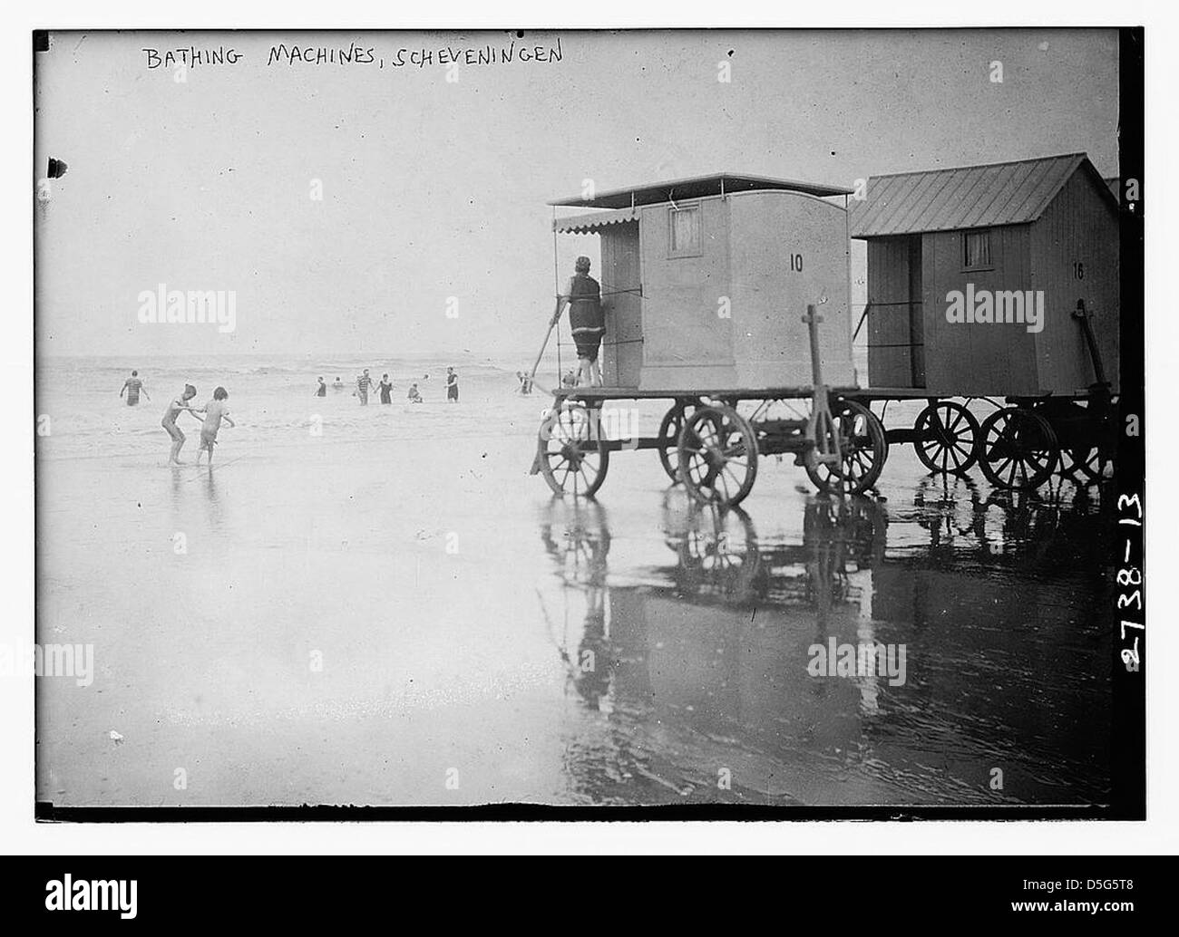 Im 19. Und frühen 20. Jahrhundert wurden am Strand Scheveningen in den Niederlanden Bademaschinen eingesetzt. Diese Radbauten boten den Badegästen Privatsphäre und waren zu dieser Zeit eine beliebte Attraktion am Meer. Stockfoto