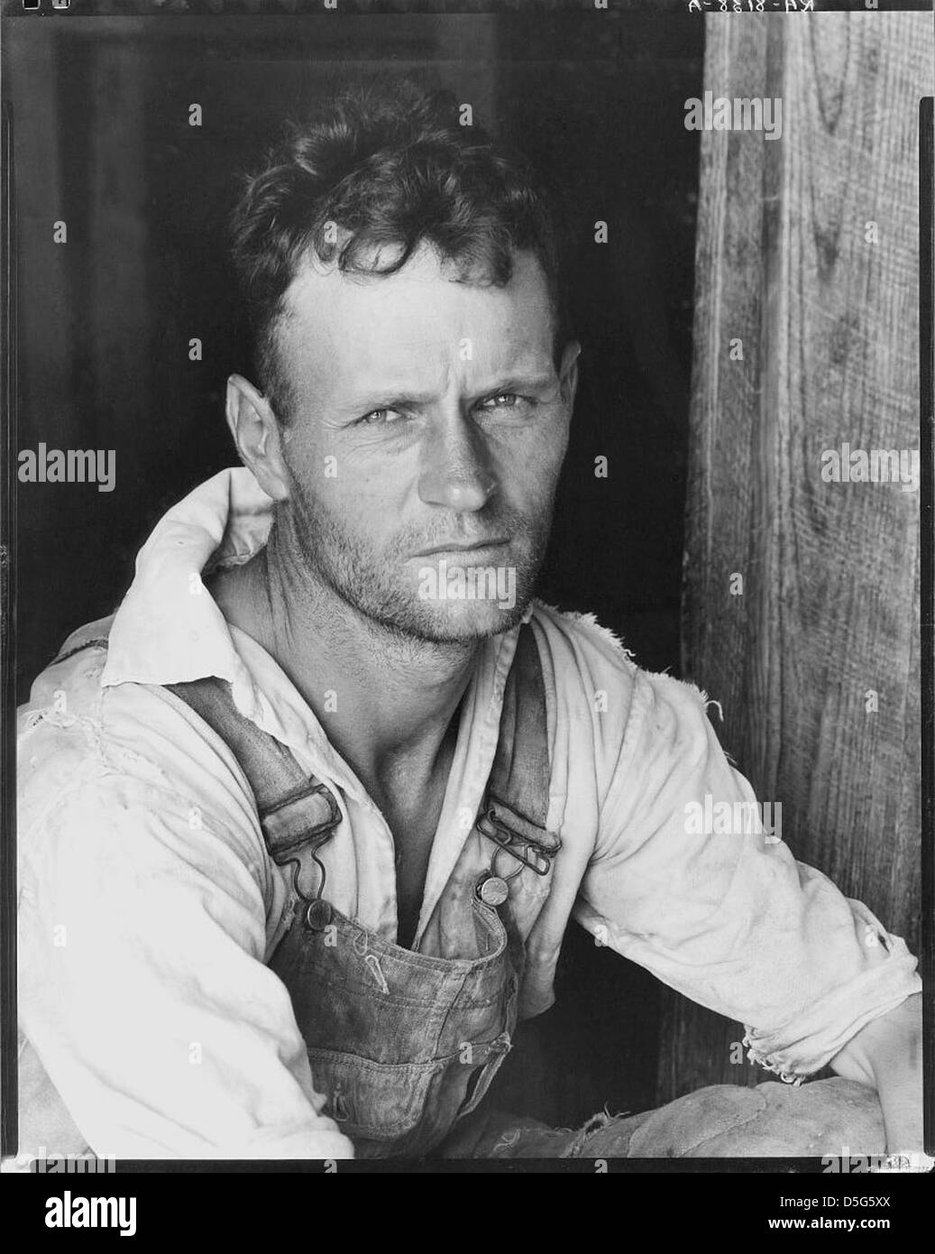 Ein Porträt von Floyd Burroughs, einem Baumwoll-Sharecropper aus Hale County, Alabama, aufgenommen während der Großen Depression. Dieses Bild von Walker Evans fängt die Herausforderungen der ländlichen Armut in den 1930er Jahren ein Stockfoto