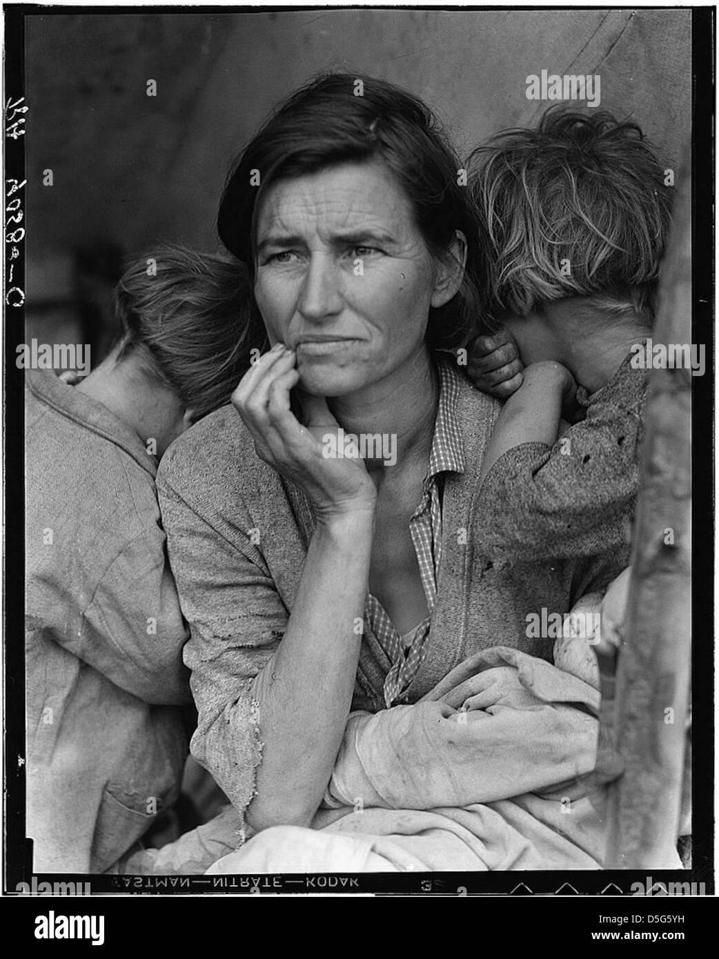 Ein Schwarzweiß-Foto von Dorothea lange, das eine arme Mutter mit sieben Kindern in Nipomo während der Großen Depression zeigt. Das Bild erfasst die Not und Armut der Migrantenfamilien in den 1930er Jahren Stockfoto