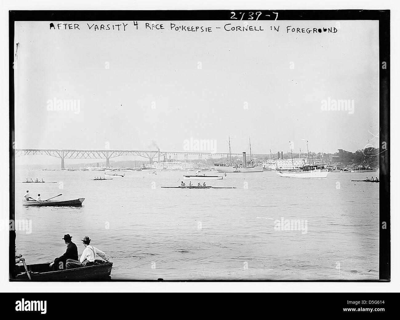 Nach dem V-4-Rennen auf dem Hudson River steht die Cornell University im Vordergrund. Das Bild zeigt das historische Ruderereignis von 1913. Stockfoto