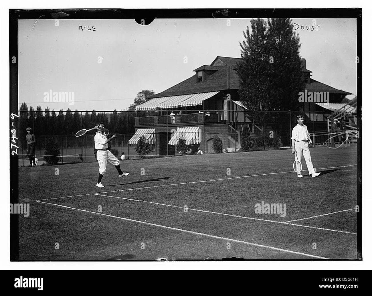 Dieses Foto zeigt Horace Rice und Stanley M. Doust während des australischen Davis Cup-Tenniswettbewerbs 1913. Beide Spieler waren ein wesentlicher Bestandteil des frühen Erfolgs des australischen Tennissports und stellten ihre Fähigkeiten auf einer internationalen Bühne unter Beweis. Stockfoto