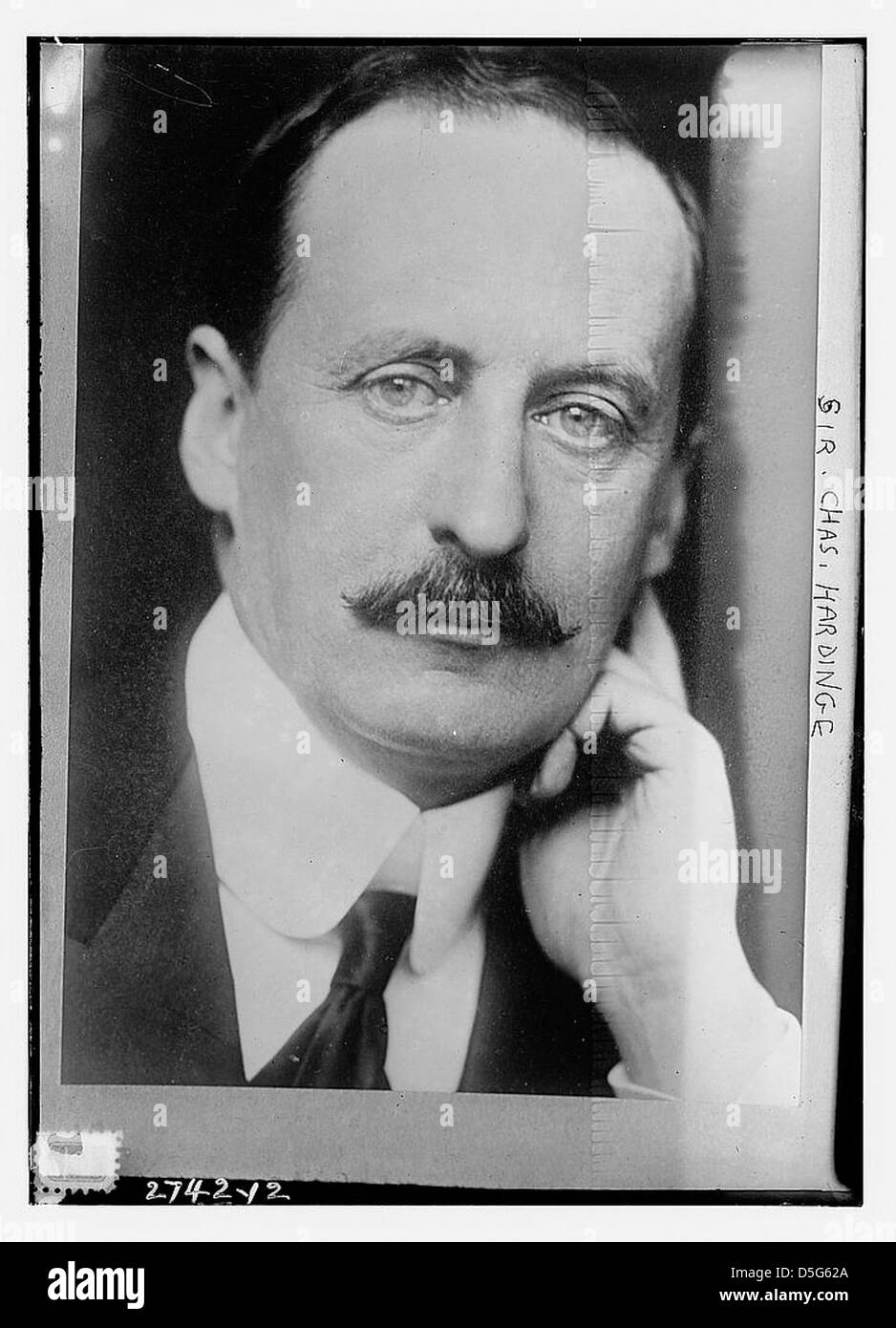 Dieses Porträt von Sir Charles Hardinge, 1. Baron Hardinge of Penshurst, aufgenommen 1910, zeigt seine prominente Rolle als Vizekönig von Indien und seinen bemerkenswerten Schnurrbart. Stockfoto