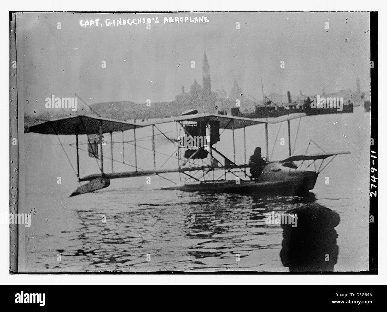 Ein Foto von Captain Ginocchios früherem Flugzeug, einem Doppelflugzeug, das über die Adria fliegt, zeigt frühe Flugtechniken und Flugzeugdesign. Stockfoto
