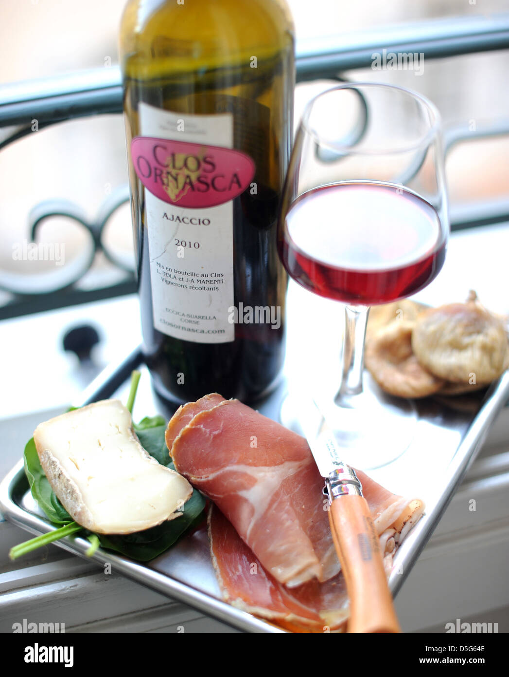 Lokale Nahrung enthält rote Wein Prosciutto und Schafe Käse Ajaccio Korsika Stockfoto