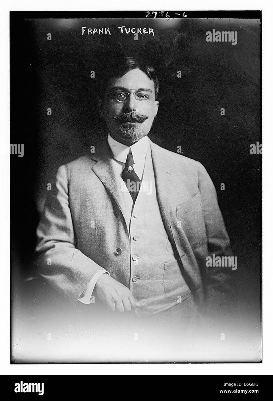 Frank Tucker wird in einem Porträt mit seinem unverwechselbaren Spitzbart und seinem hohen Kragen festgehalten. Das Foto ist Teil der Sammlung „Great Schnurrbart of the LOC“ der Library of Congress, die den Stil der Zeit unterstreicht. Stockfoto