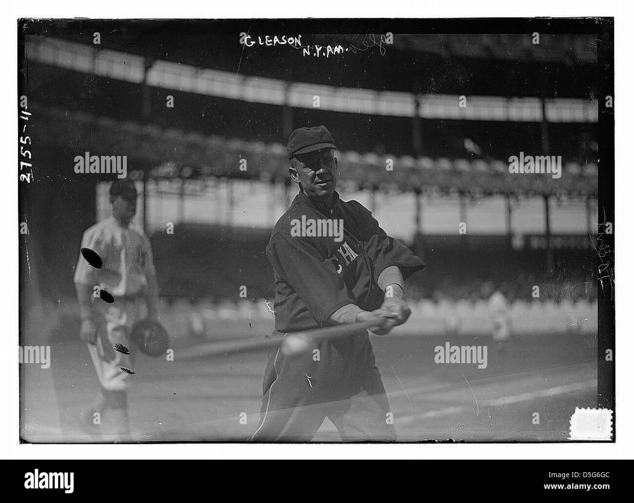 Ein historisches Bild eines nicht identifizierten Fangers aus der New York American League und Kid Gleason aus der Chicago American League auf dem Polo Grounds in New York während des frühen 20. Jahrhunderts. Das Foto verbindet sich mit dem Black Sox Skandal und den Chicago White Sox. Stockfoto