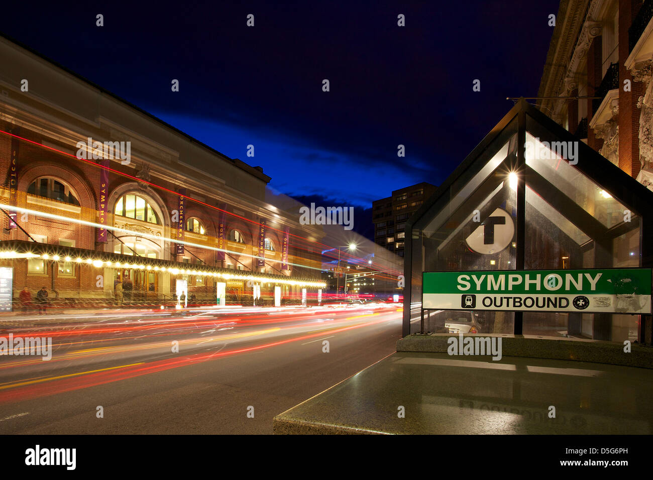 Boston Mbta Symphonie u-Bahn-Haltestelle mit historischen Symphony Hall Straßenseite mit beweglichen Ampeln nachts verschwommen Stockfoto Boston Mbta Symphonie u-Bahn-Haltestelle mit historischen Symphony Hall Straßenseite mit beweglichen Ampeln nachts verschwommen Stockfoto