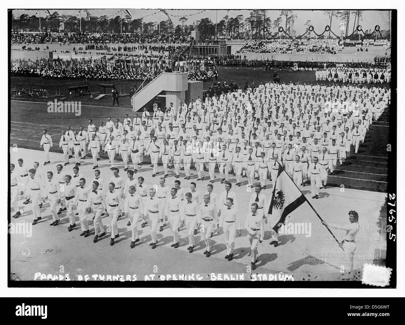 Die Turners, eine deutsche Turnerorganisation, marschieren 1916 bei einer Parade zur Eröffnung des Deutschen Stadions in Berlin und markieren einen Moment in der deutschen Leichtathletik vor dem Ersten Weltkrieg. Stockfoto