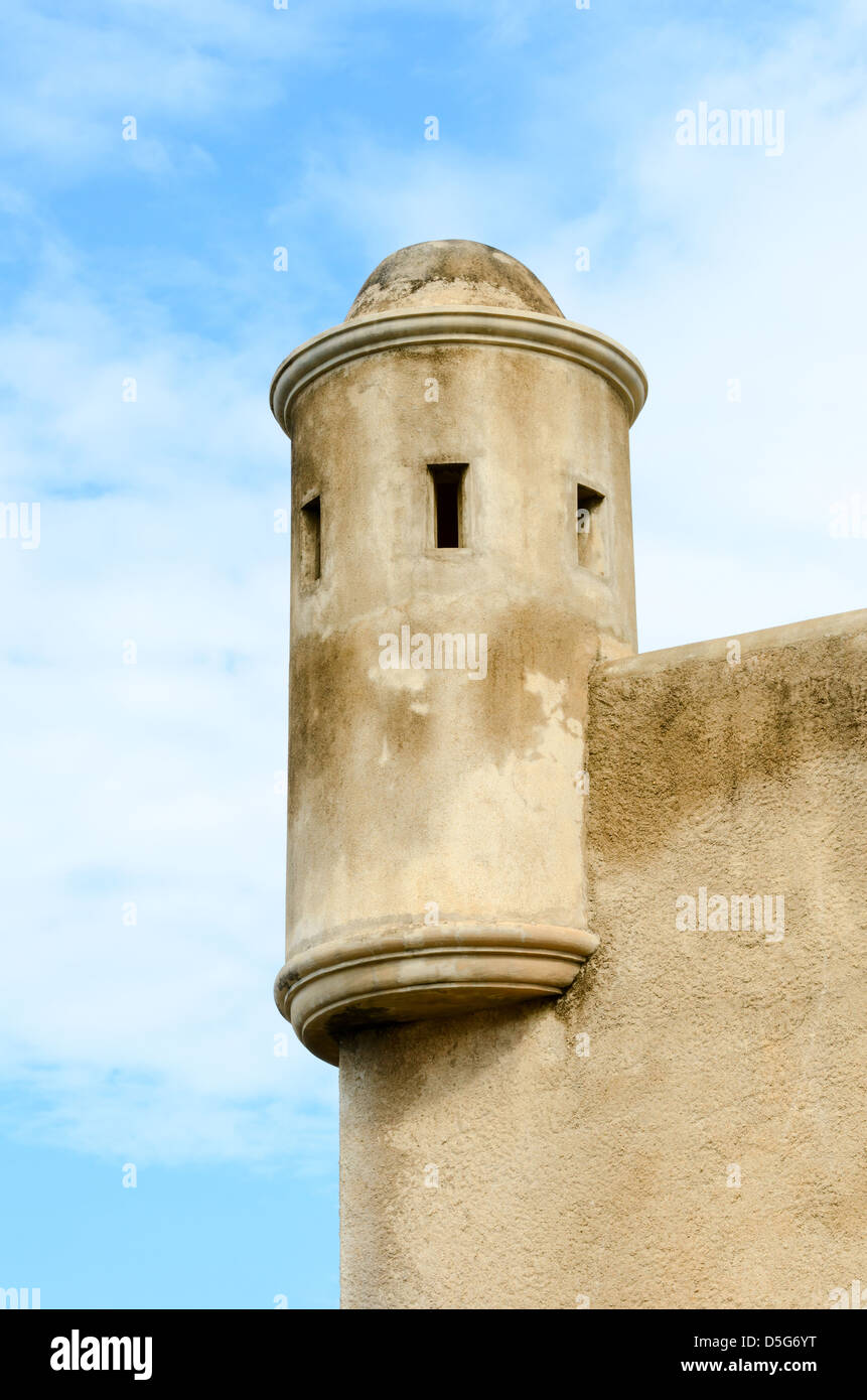 Eine leichte Wehrturm mit Pistole Slots über Kastellmauer mit bewölkten Hintergrund Stockfoto