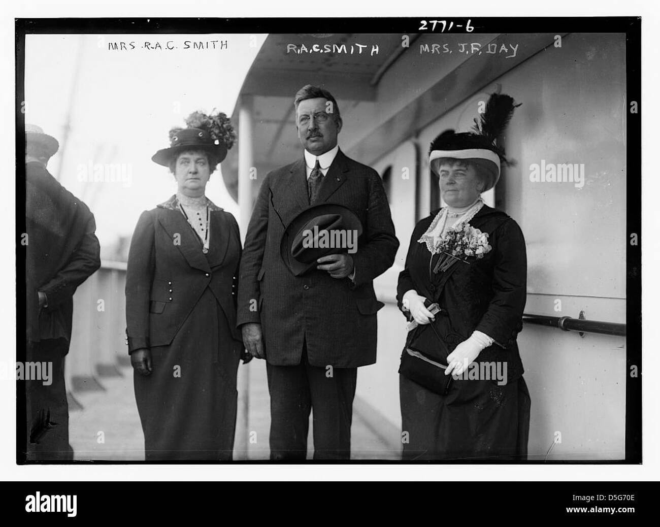 Dieses Foto zeigt Mrs. R.A.C. Smith, Mr. R.A.C. Smith und Mrs. J.F. Day bei einem Bootstag. Sie zeigen ihre Teilnahme an einem gesellschaftlichen Treffen für die Oberschicht der damaligen Zeit. Stockfoto