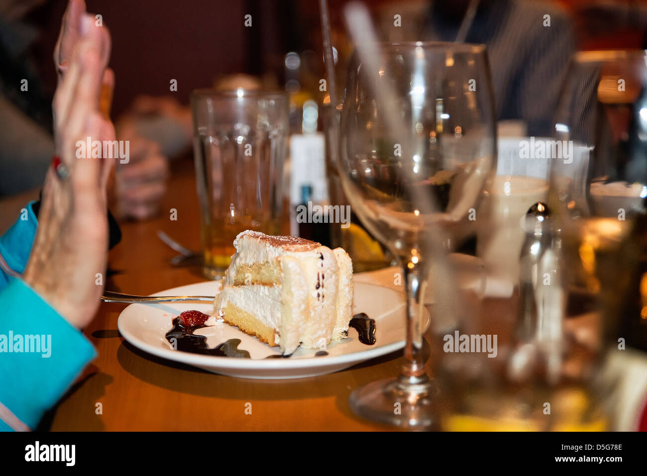 Weigert sich der Versuchung zu kalorienreiche Dessert Essen. Stockfoto