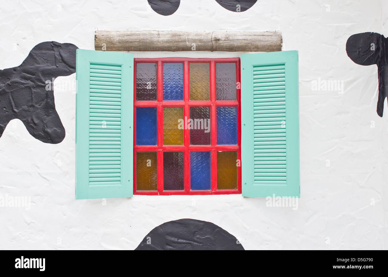 Bunte Fenster mit Camouflage gestrichenen Wand. Stockfoto