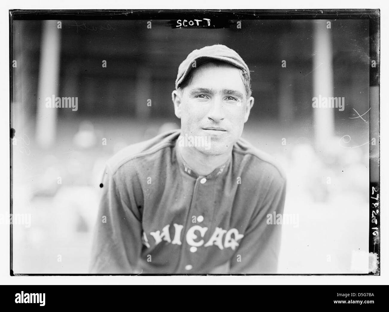 Jim Scott, ein Pitcher für die Chicago White Sox, ist in einem Porträt aus dem Jahr 1914 zu sehen. Das Foto zeigt ihn in seiner Baseballuniform, die die American League während seiner Karriere repräsentiert. Stockfoto