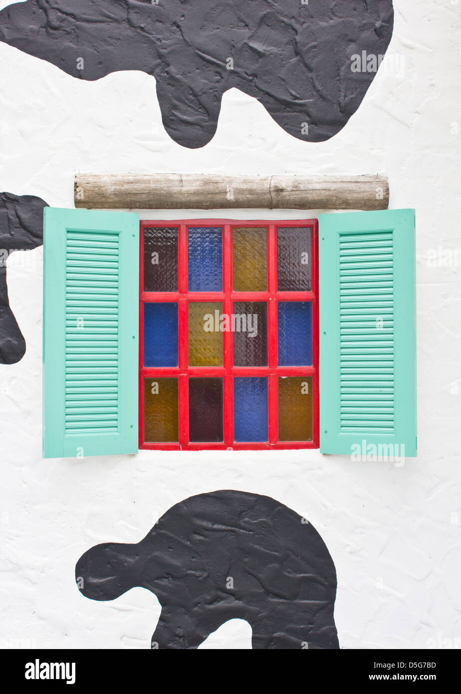 Bunte Fenster mit Camouflage gestrichenen Wand. Stockfoto