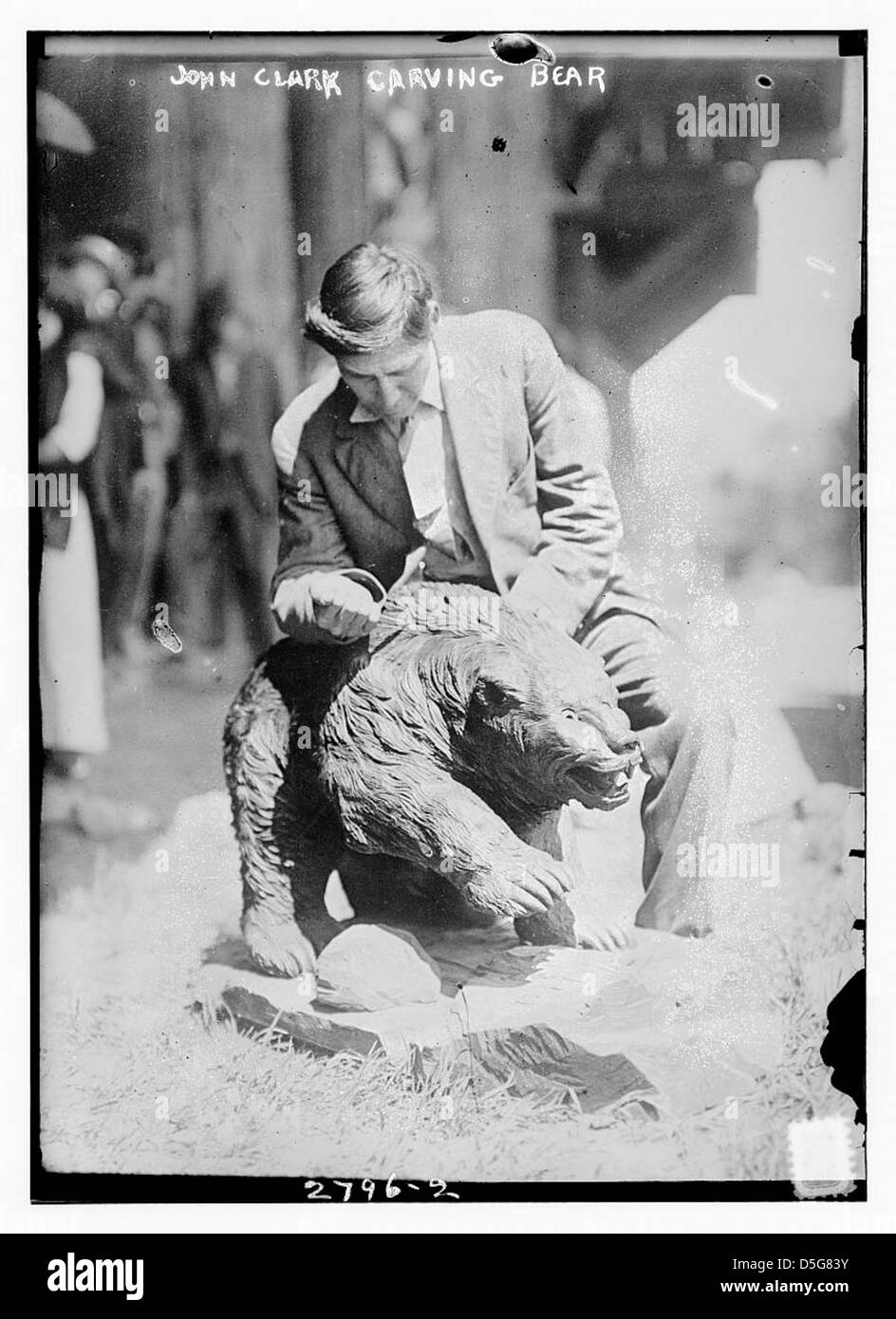 Old man carving Schwarzweiß-Stockfotos und -bilder - Alamy