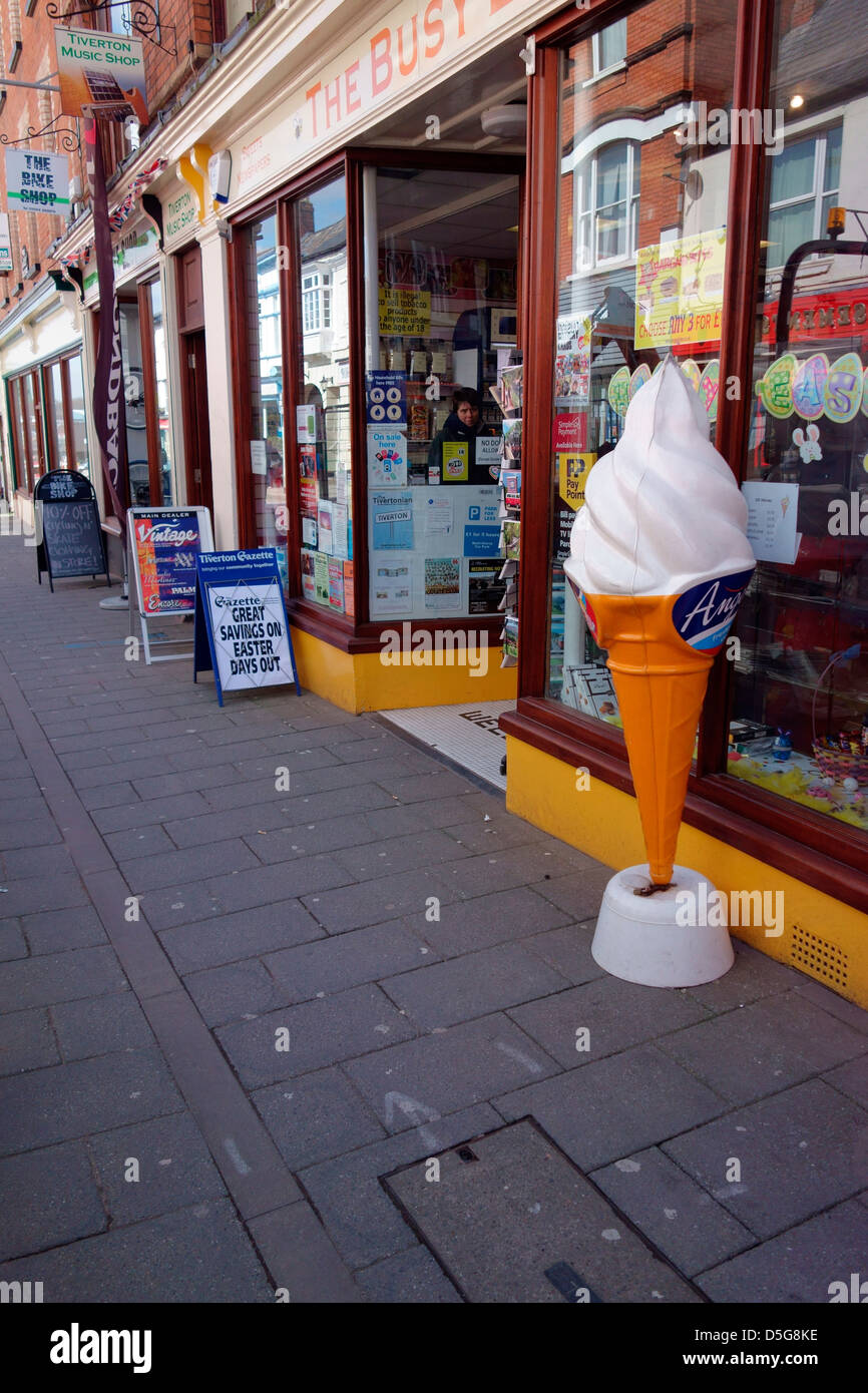 Straßenschilder - Plakate - Werbetafeln in Tiverton, Devon, UK - Lokalzeitung anzeigen Stockfoto