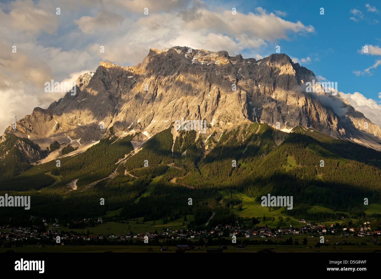Abendlicht am Wettersteingebirge über dem Ehrwalder Becken-Tal in der Zugspitz Arena, Ehrwald, Tirol, Österreich Stockfoto