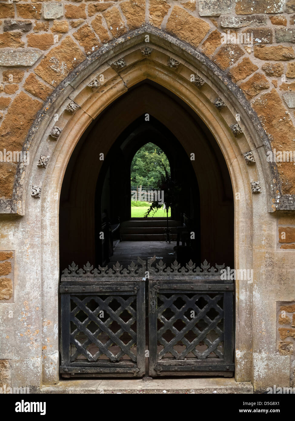 Offene Kirche Veranda und Türen, St James Church, kleine Dalby, Melton Mowbray, Leicestershire, England, UK Stockfoto