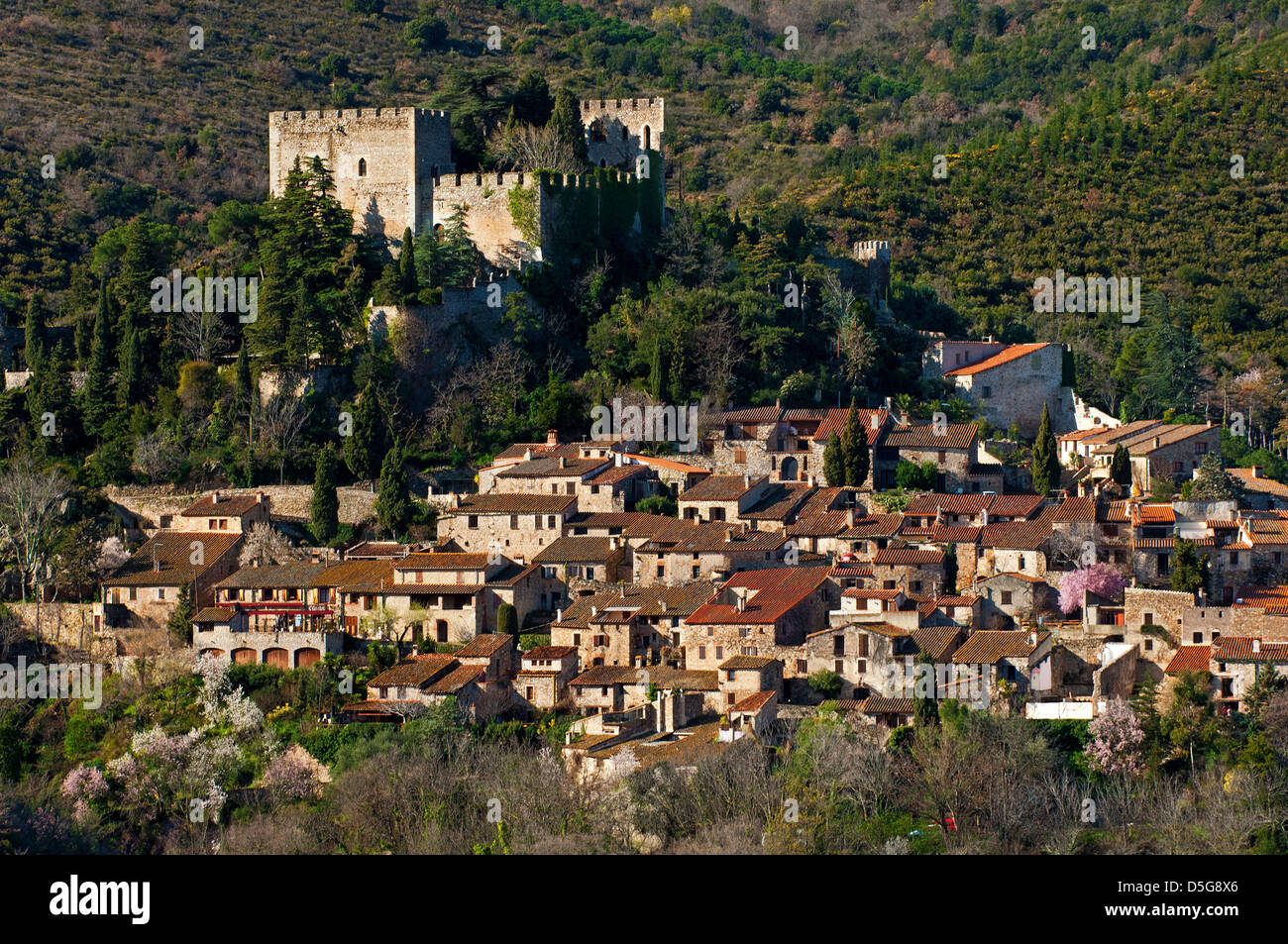 Mittelalterliches Dorf Castelnou, Pyrénées-Orientales Abteilung, Frankreich Stockfoto