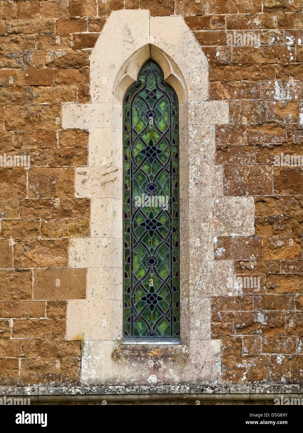 Alten befleckten Glasfenster und gotische Mauerwerk, St James Church, kleine Dalby, Melton Mowbray, Leicestershire, England, UK Stockfoto