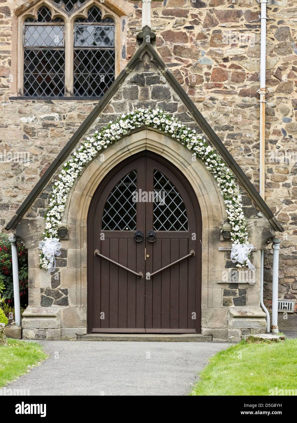 Kirche-Tür mit Blumen Hochzeit Girlande, All Saints Church, Newtown Linford, Leicestershire, England, UK Stockfoto