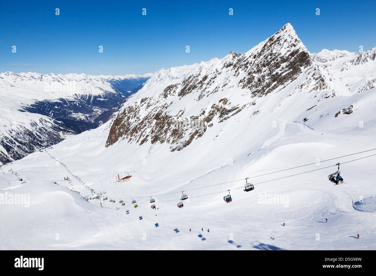 Sessellift bringt Skifahrer Wurnkogl Gipfel im Bereich Hochgurgl Ötztal Alpen in Österreich. Stockfoto