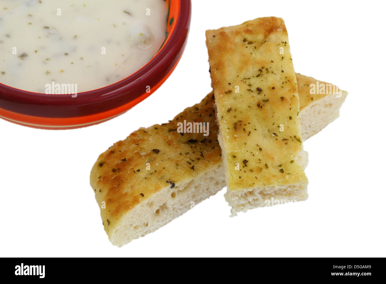 Zwei kleine Stücke von Nan-Brot mit Gurken-Raita Dip isoliert auf weiss Stockfoto