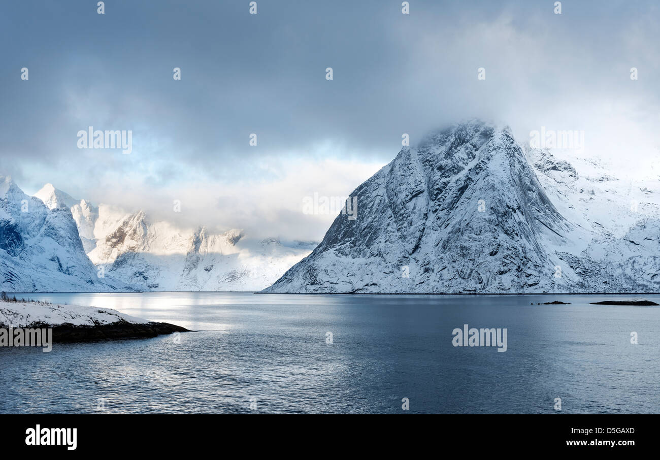 Ein Blick auf Mount Olstind auf den Lofoten-Inseln an einem Wintermorgen Stockfoto