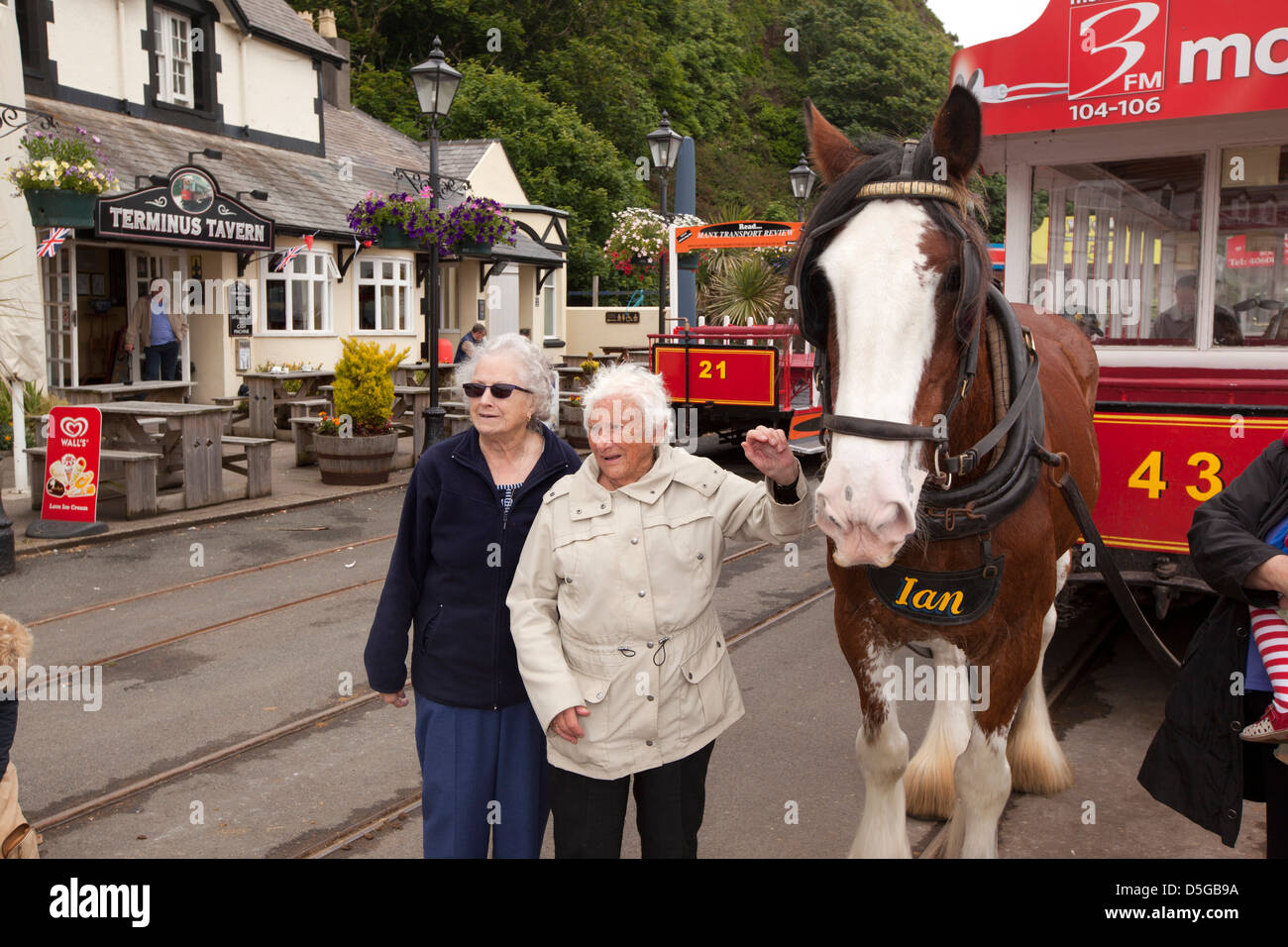 Isle Of Man, Douglas, Besucher mit Pferd gezogene Straßenbahn im Derby Burg terminus Stockfoto