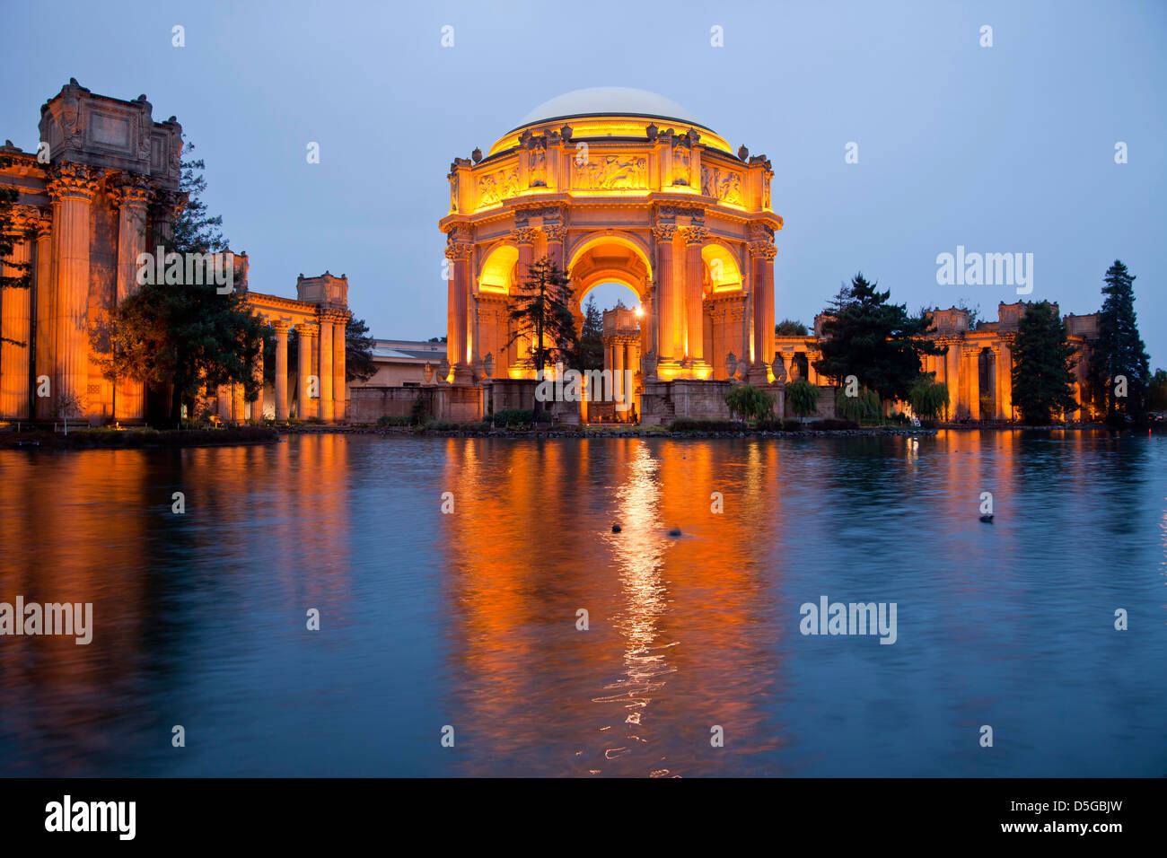 die beleuchtete Palace of Fine Arts im Marina District in San Francisco bei Nacht, Kalifornien, Vereinigte Staaten von Amerika, USA Stockfoto