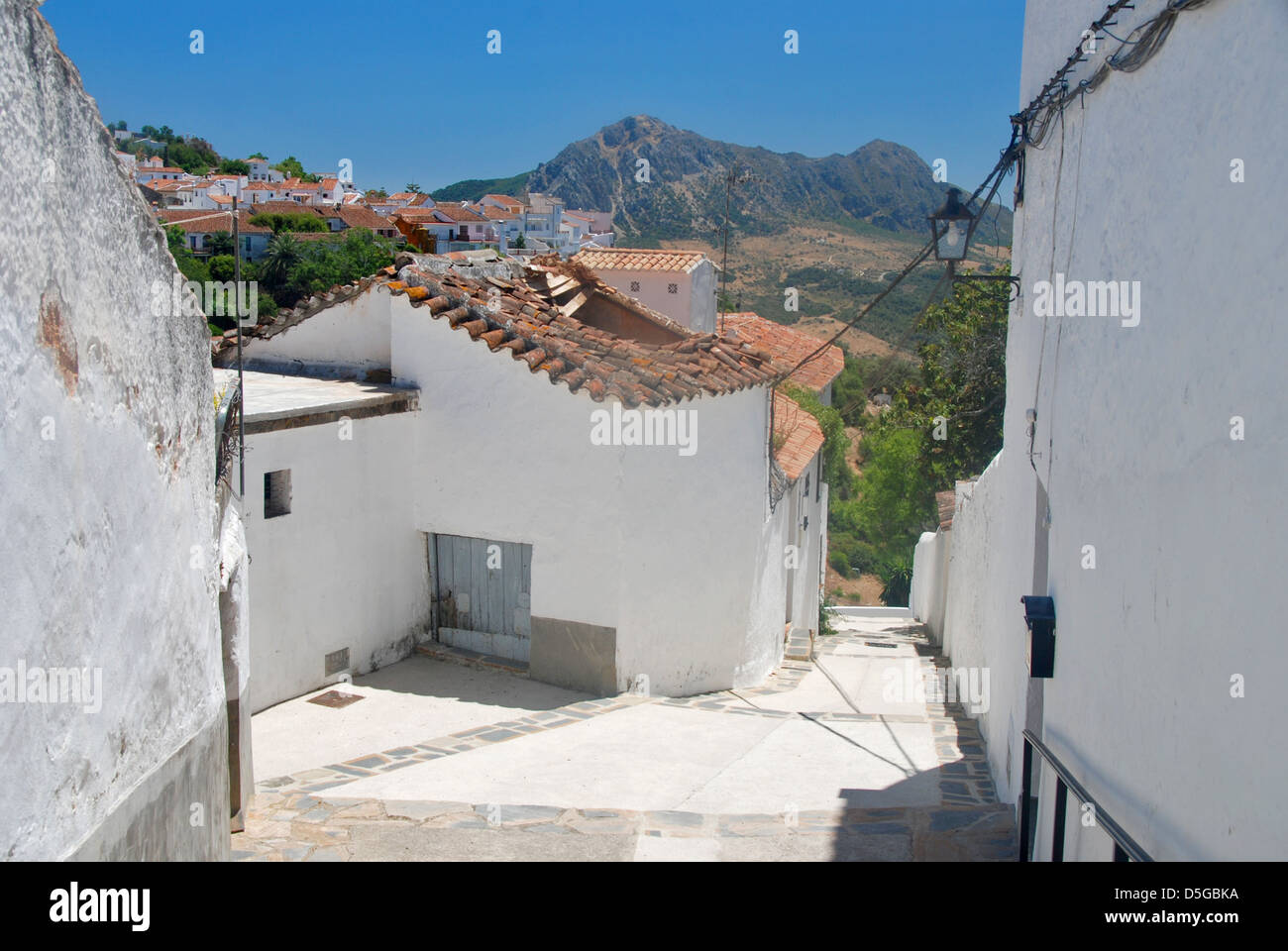 Eine Straße in Gaucin, einem "Pueblo Blanco" Andalusiens Stockfoto