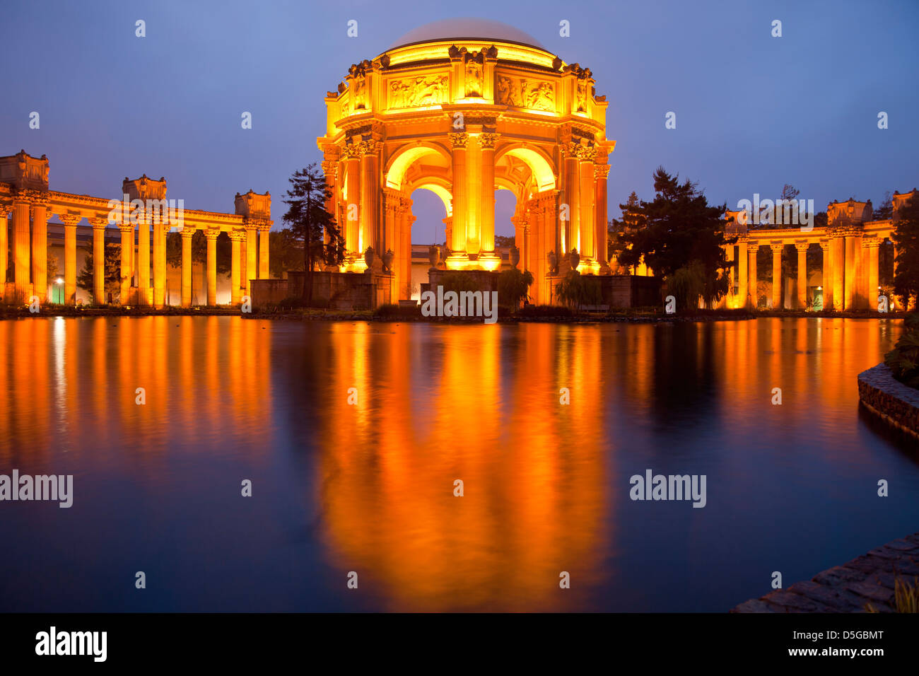 die beleuchtete Palace of Fine Arts im Marina District in San Francisco bei Nacht, Kalifornien, Vereinigte Staaten von Amerika, USA Stockfoto