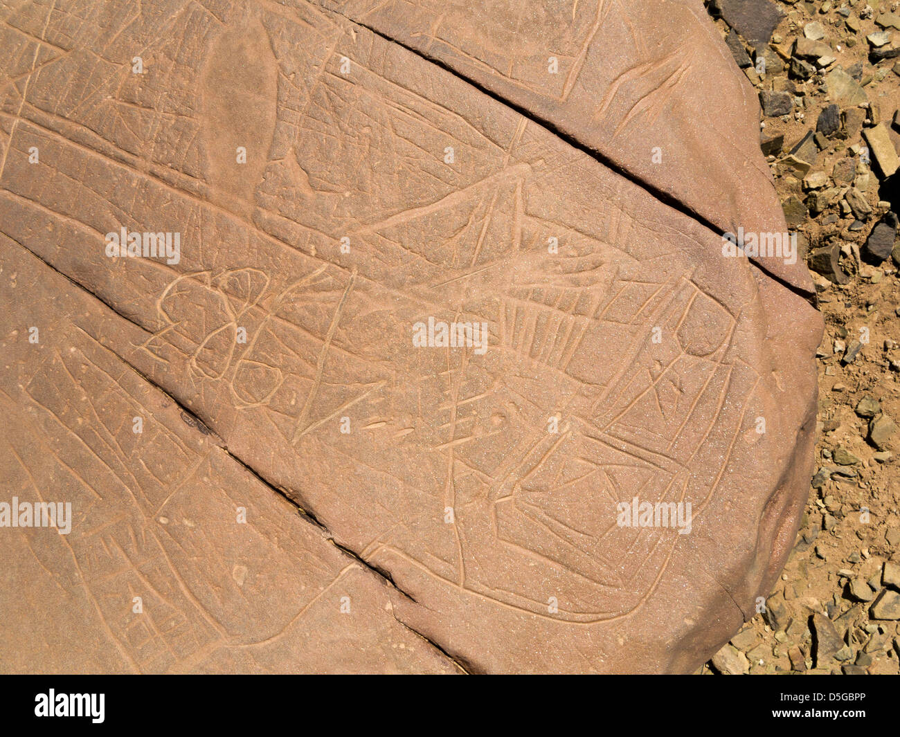 Prähistorische Felszeichnungen am Oued Mestakou auf der Tata Akka Road in Marokko. Stockfoto