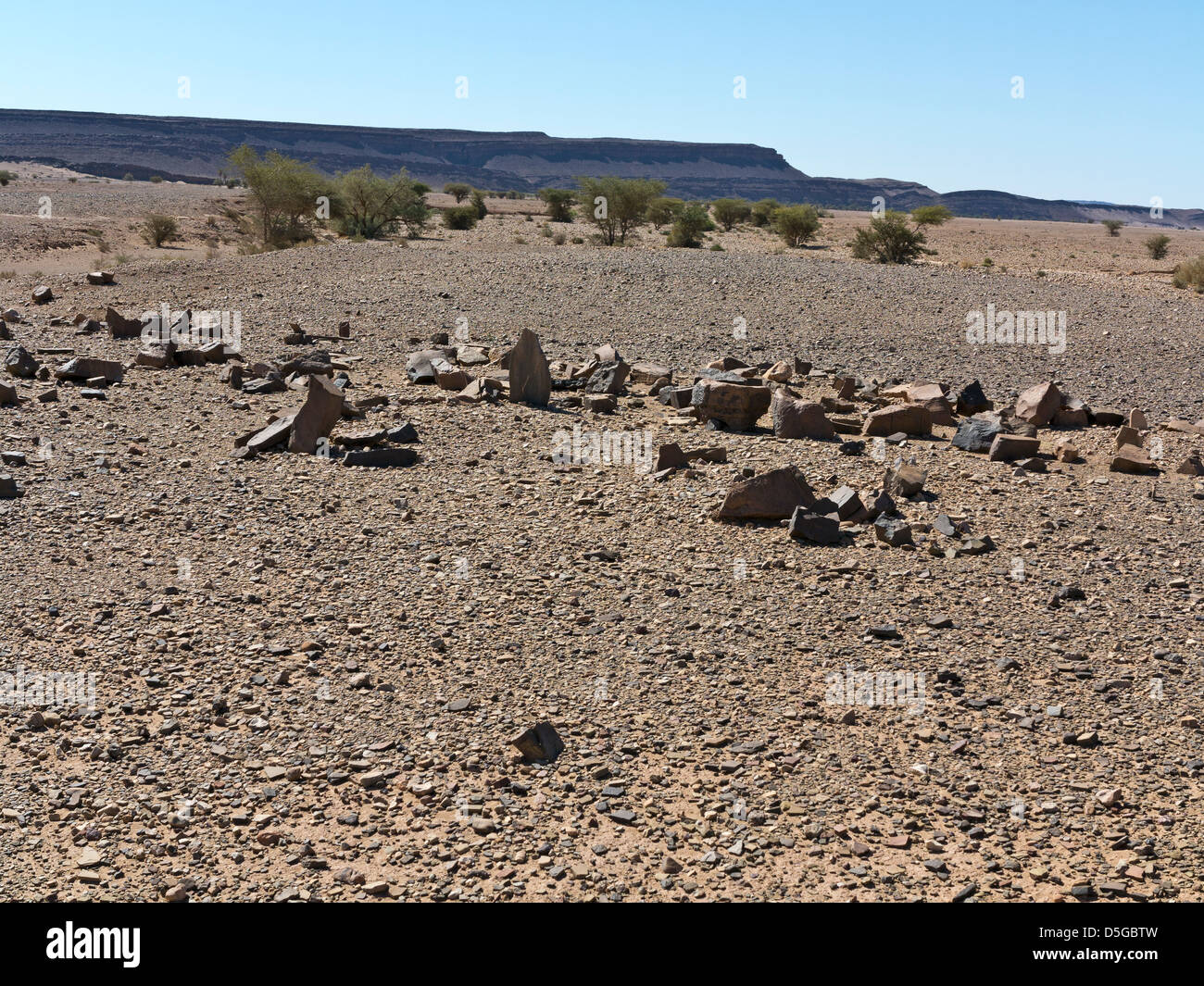 Bereich der nomadischen ernsten Aufstellungsort in der Nähe der prähistorischen Felszeichnungen am Oued Mestakou auf der Tata Akka Road in Marokko. Stockfoto