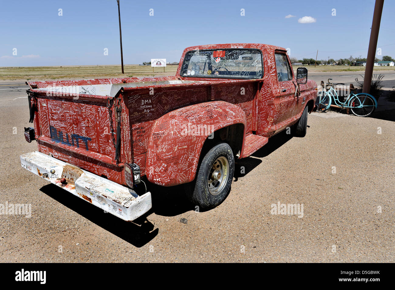 Pick-Up-Truck mit Graffiti, geparkt im Mittelpunkt Cafe, Route 66, Adrian, Texas Stockfoto