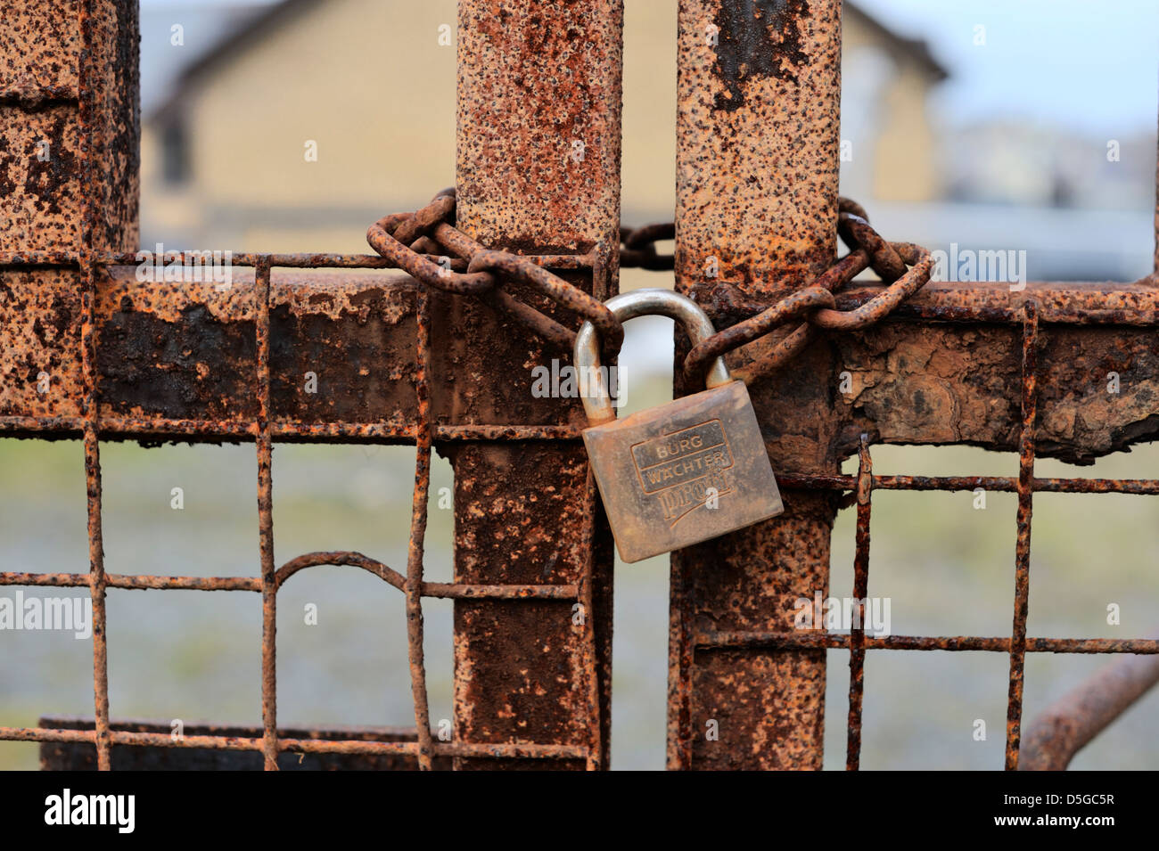 Rostige Vorhängeschloss Tore, Wales. Stockfoto