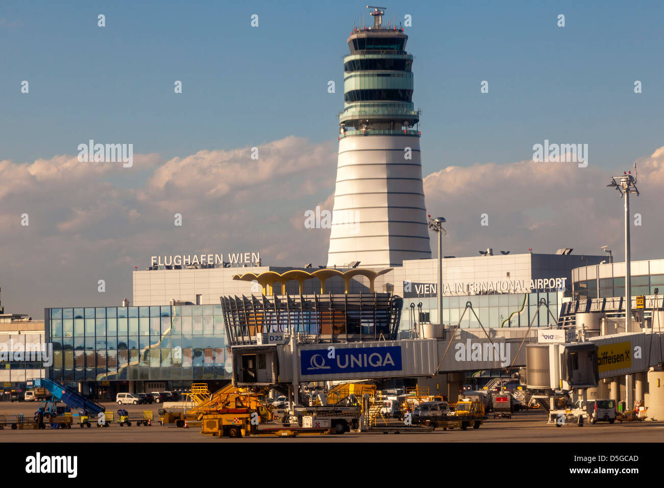 Kontrollturm am Flughafen Wien, Österreich Stockfoto