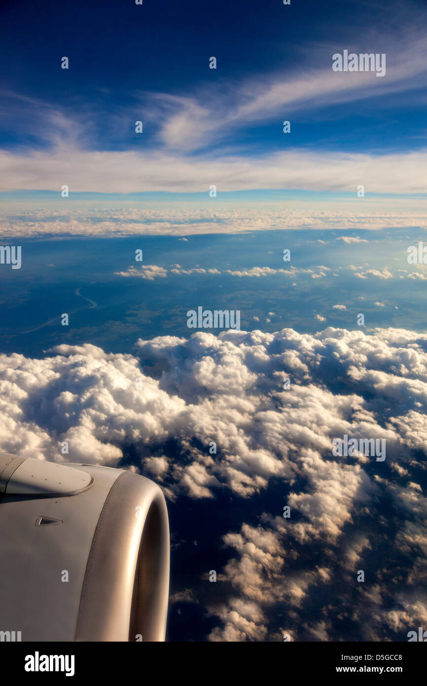 Blick auf Wolken und Jet-Engine von Flugzeugfenster Stockfoto