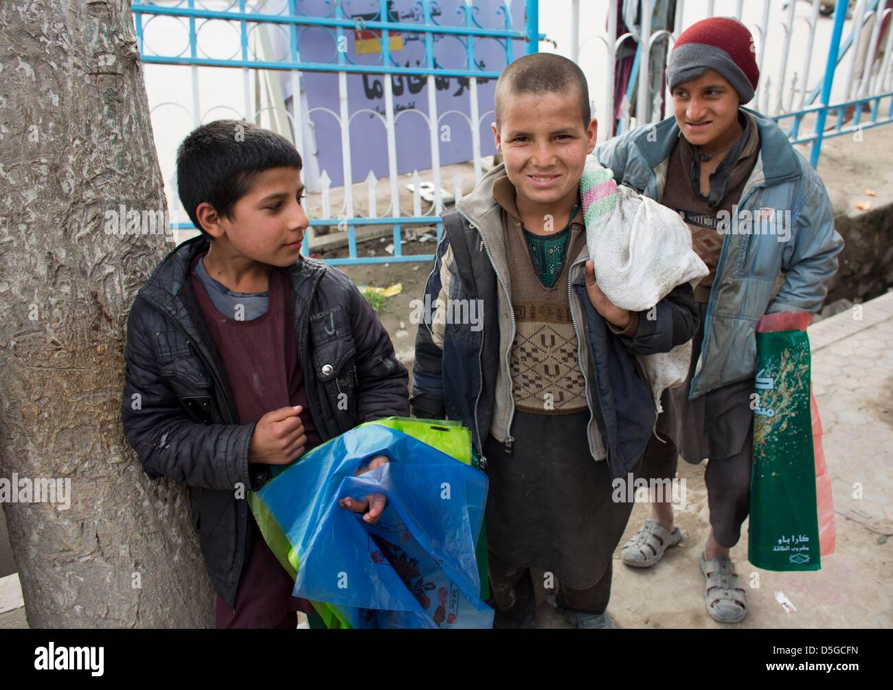 Strassenkinder in Afghanistan verkaufen Plastiktüten Stockfoto