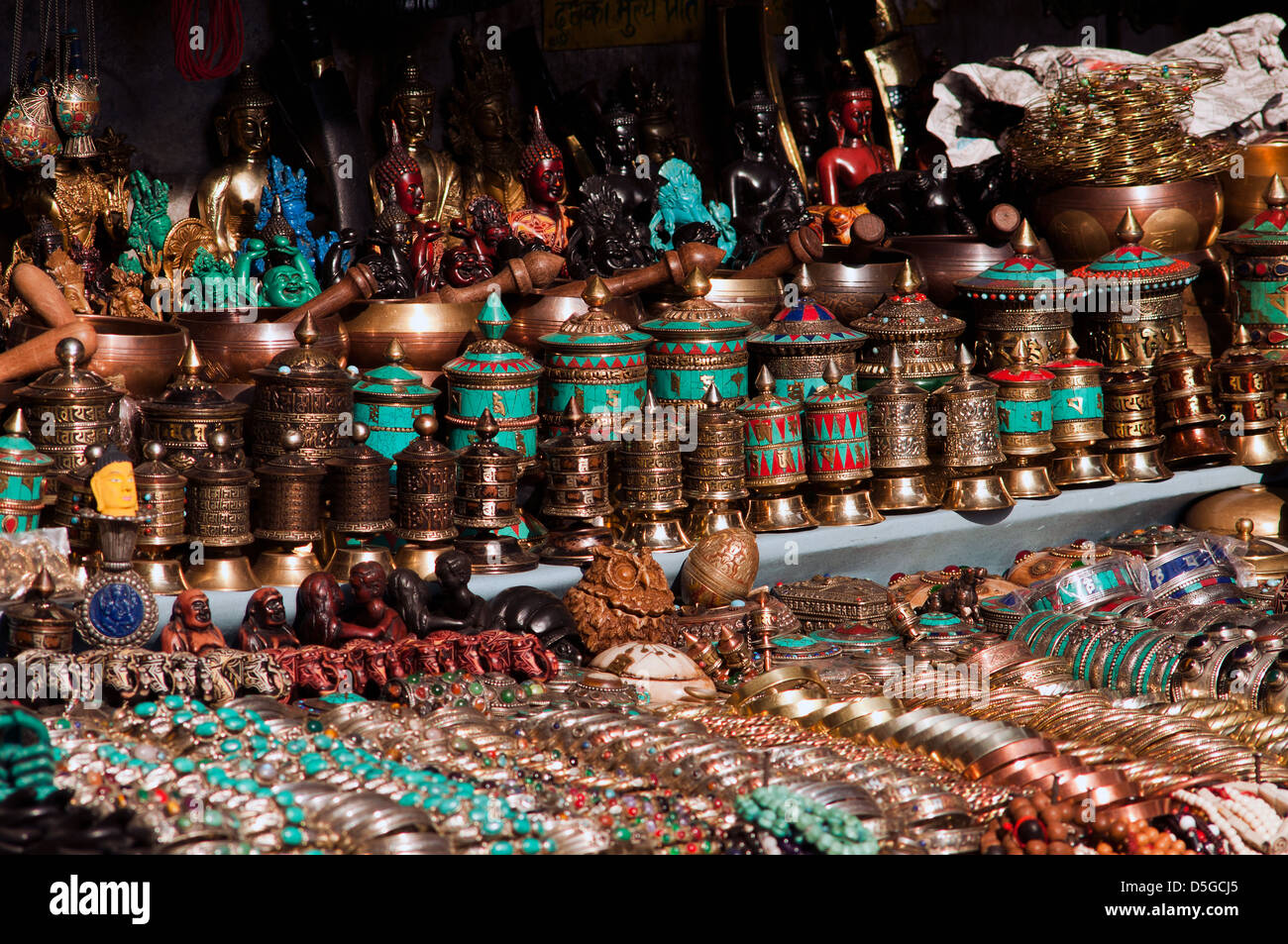 Handwerk und Messinggeschirr Display, Thamel Chowk, kathmandu Stockfoto