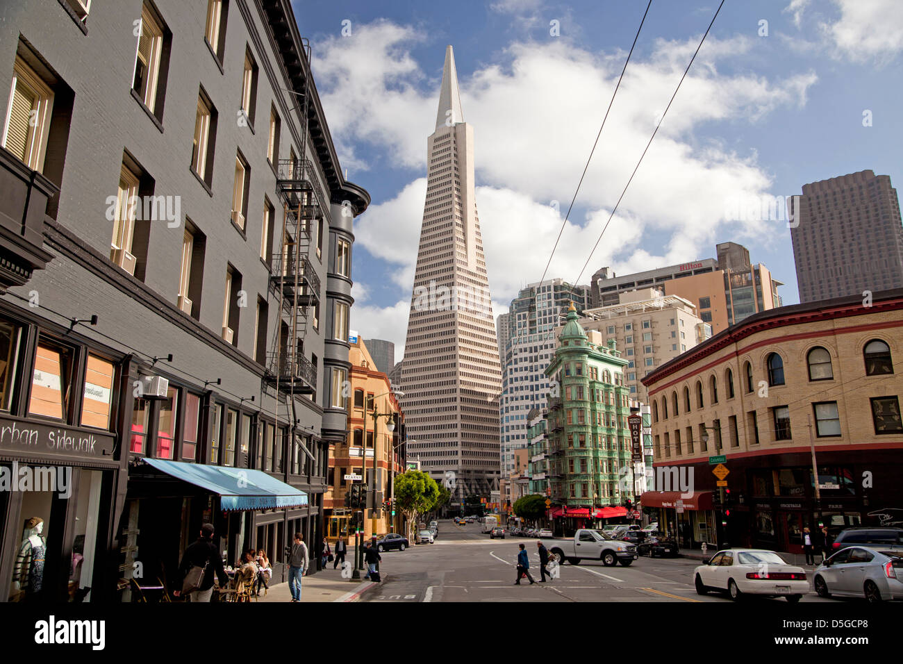 Transamerica Pyramid und Columbus Avenue in San Francisco, Kalifornien, Vereinigte Staaten von Amerika, USA Stockfoto