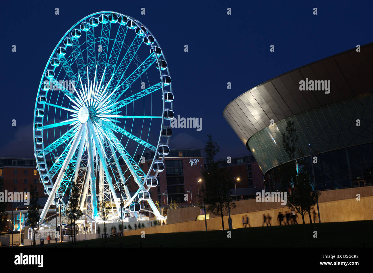 Der Echo Wheel of Liverpool und der Echo Arena Liverpool, England, Vereinigtes Königreich, in der Nacht. Stockfoto
